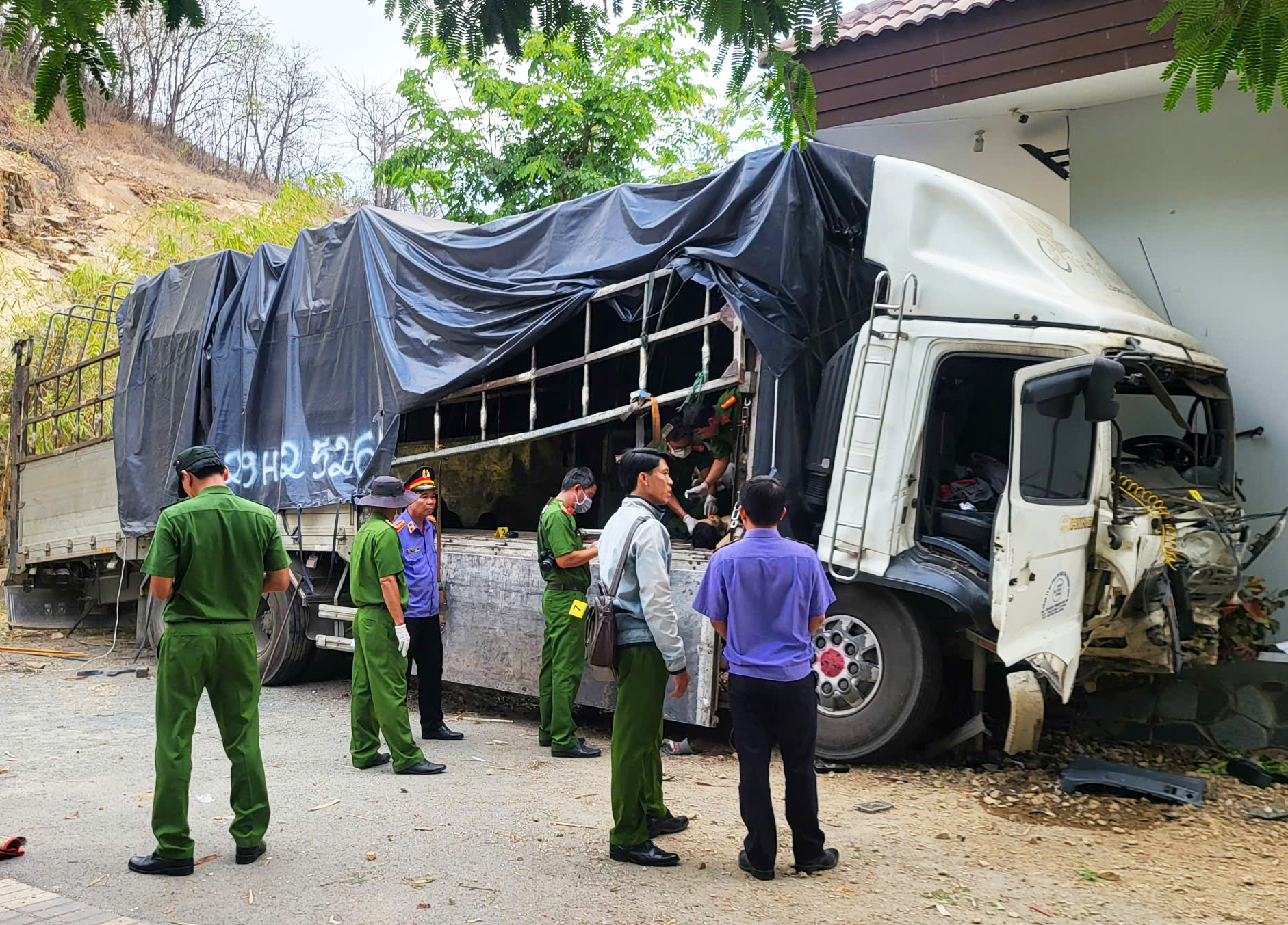 Vụ xe tải tụt dốc trên núi Tà Zôn khiến 3 người chết, 1 người bị thương Khởi tố vụ án
