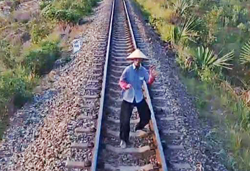 Đi bộ đi trên đường sắt, người phụ nữ bị tàu hỏa tông tử vong