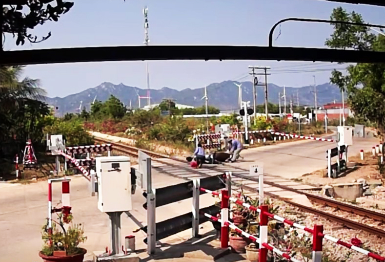 Tình huống thót tim người điều khiển xe máy vượt rào chắn khi tàu hỏa đang lao tới