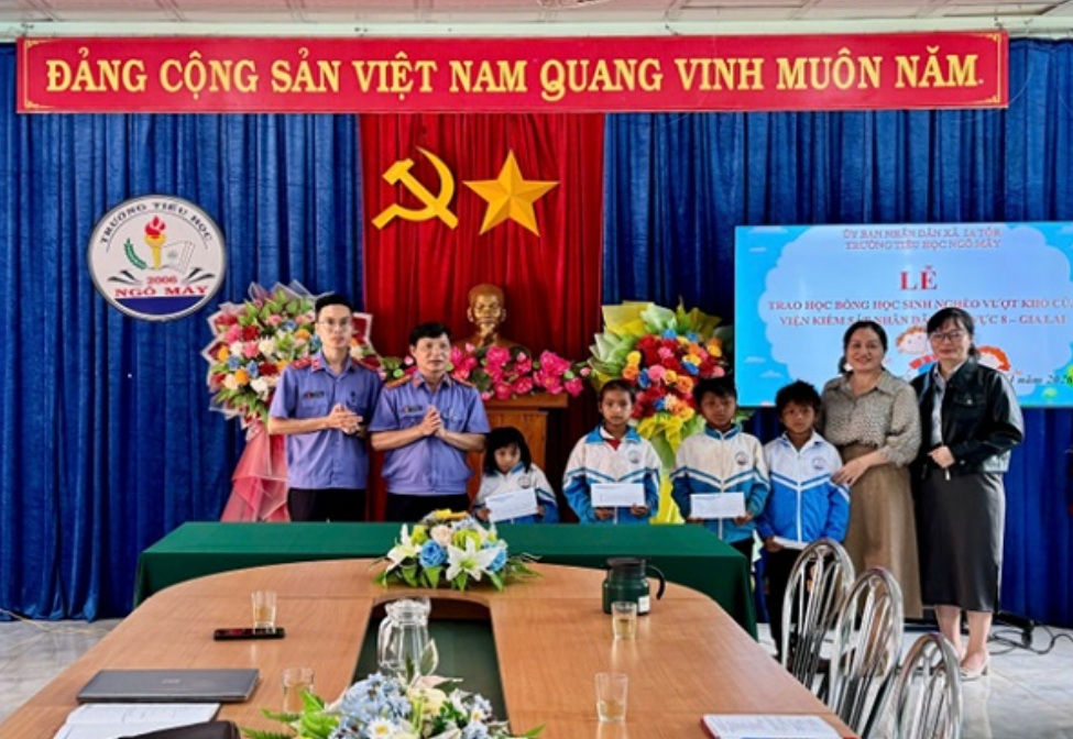 Viện kiểm sát chung sức “viết tiếp ước mơ” cho học sinh nghèo vượt khó