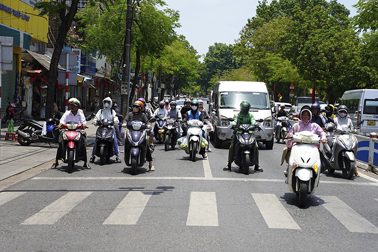 Đông Bắc Bộ mưa dông chiều tối, Trung Bộ nắng nóng đặc biệt gay gắt