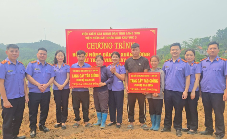 VKSND khu vực 5 - Lạng Sơn hỗ trợ nông dân xã Xuân Dương phát triển cây ăn quả