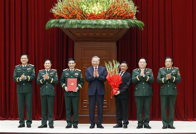 Hội nghị công bố Quyết định của Bộ Chính trị về công tác cán bộ