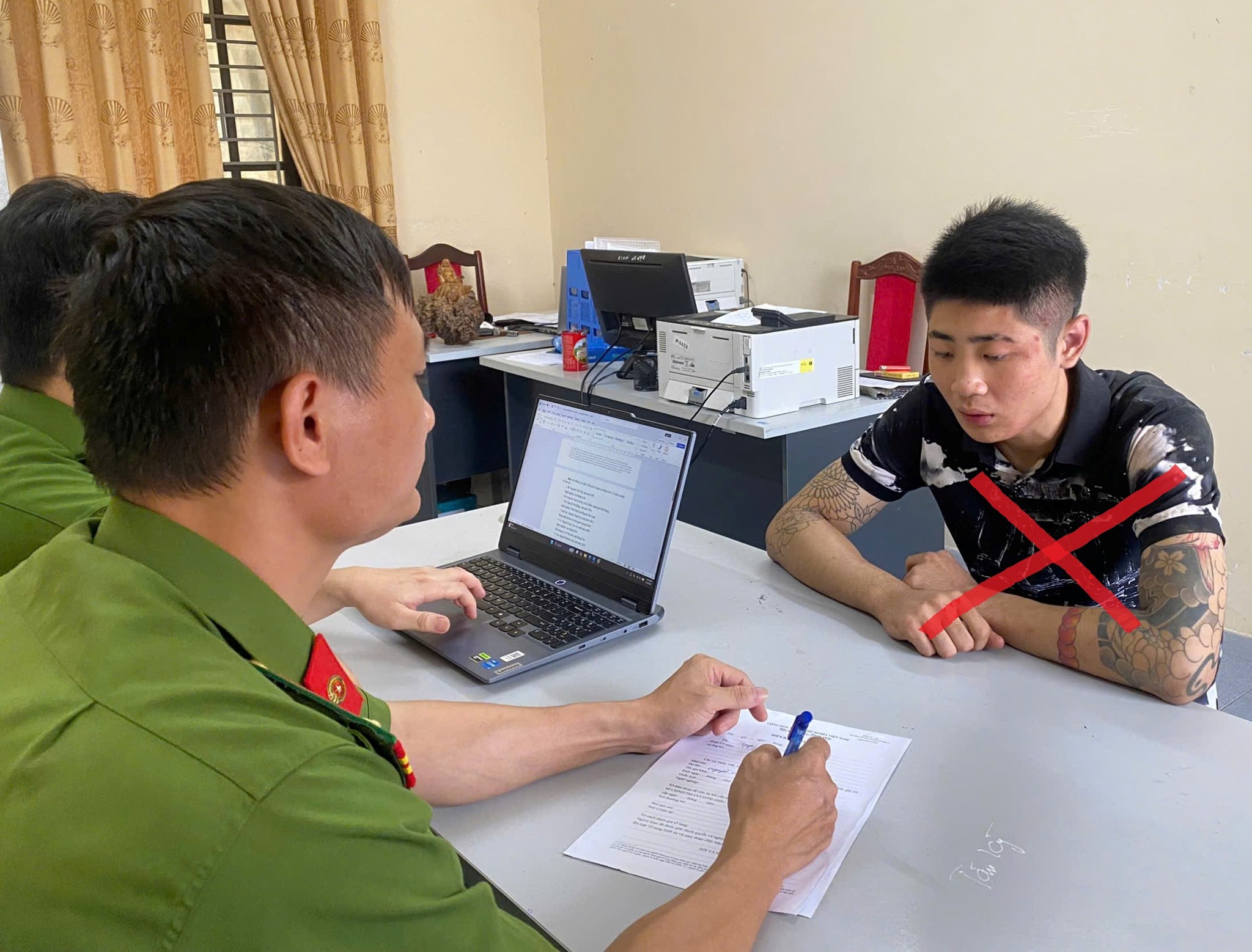 Bắt giữ đối tượng lừa chiếm đoạt điện thoại của tài xế taxi