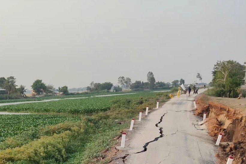 Sạt lở nghiêm trọng cuốn trôi 60m đường ven sông ở Tây Ninh