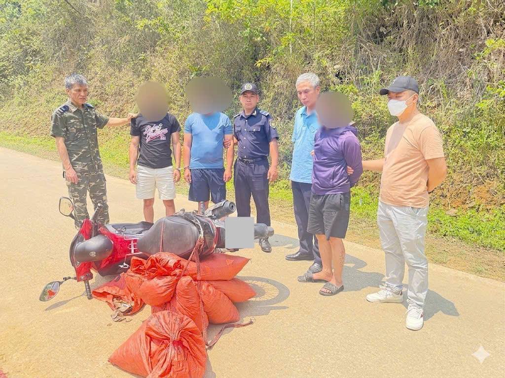 Bắt quả tang nhóm người vận chuyển gần 60kg vảy nghi vảy tê tê