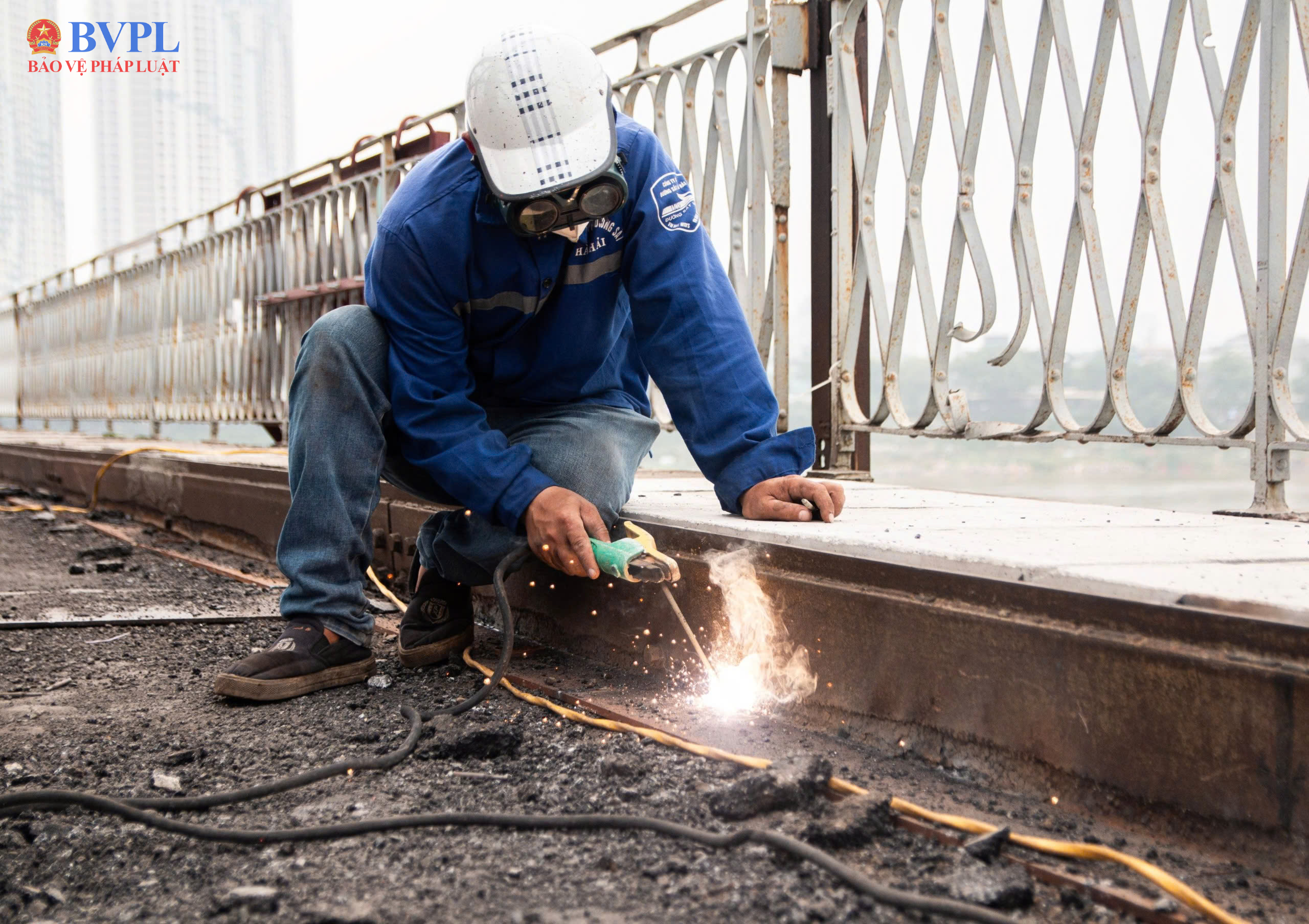 Hà Nội gấp rút cải tạo cầu Long Biên, đường bộ hành sắp hoàn thiện phục vụ người dân