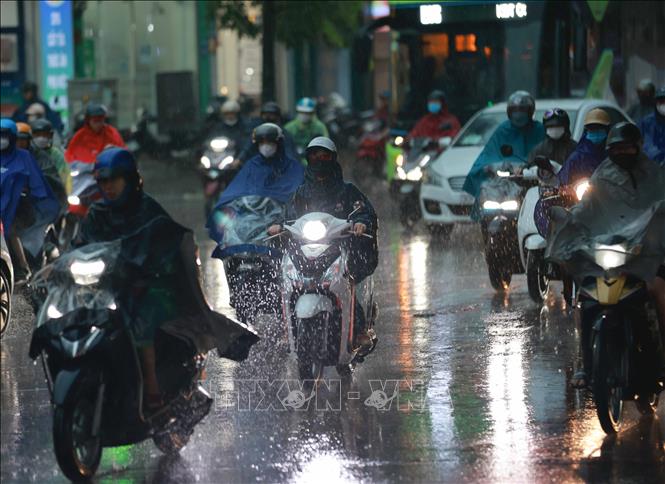 Không khí lạnh yếu gây mưa dông Bắc Bộ, nắng nóng Trung Bộ còn kéo dài đến 17 4