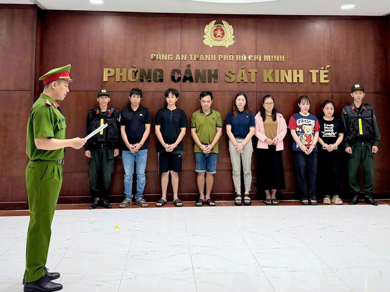 Phê chuẩn khởi tố, bắt tạm giam nhóm đối tượng kiếm tiền tỉ từ chất thải công nghiệp