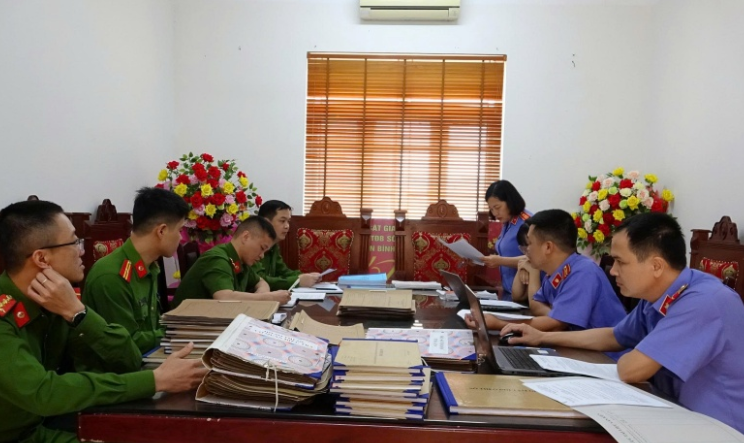 Trực tiếp kiểm sát việc chấp hành pháp luật về tạm giữ, tạm giam và thi hành án phạt tù