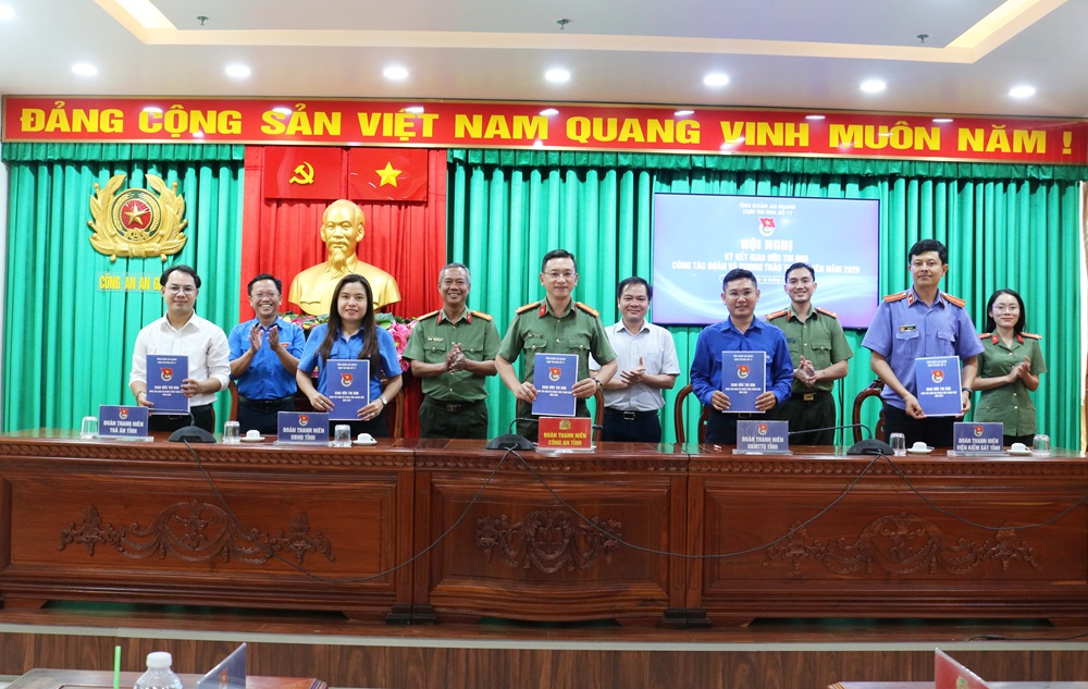 Cụm thi đua số 11- Tỉnh Đoàn An Giang ký kết giao ước thi đua