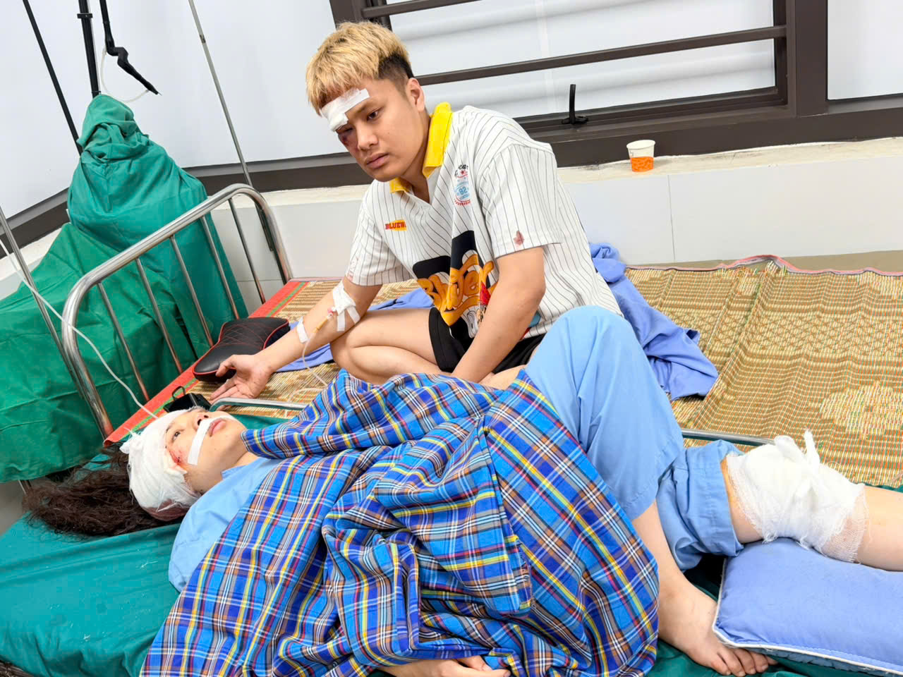 Lật xe khách trên cao tốc Nội Bài - Lào Cai trong đêm mưa, 3 người bị thương