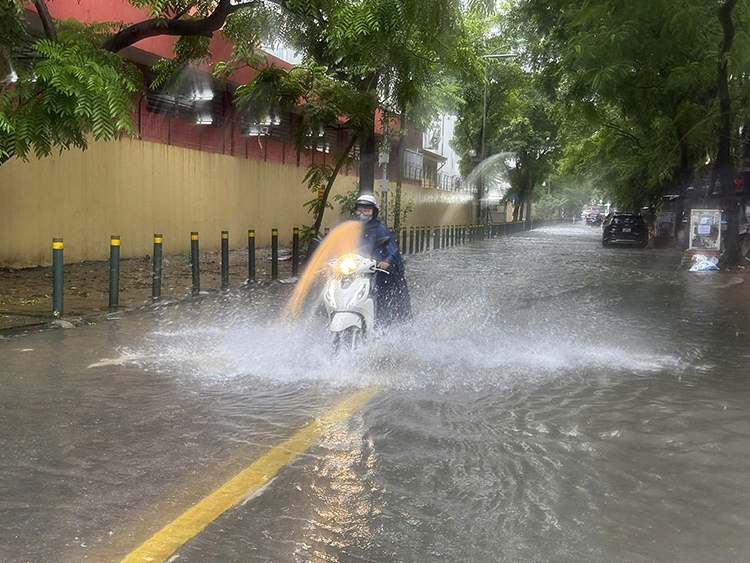 Mưa dông diện rộng ở Bắc Bộ, cảnh báo lốc sét và nguy cơ lũ quét, sạt lở