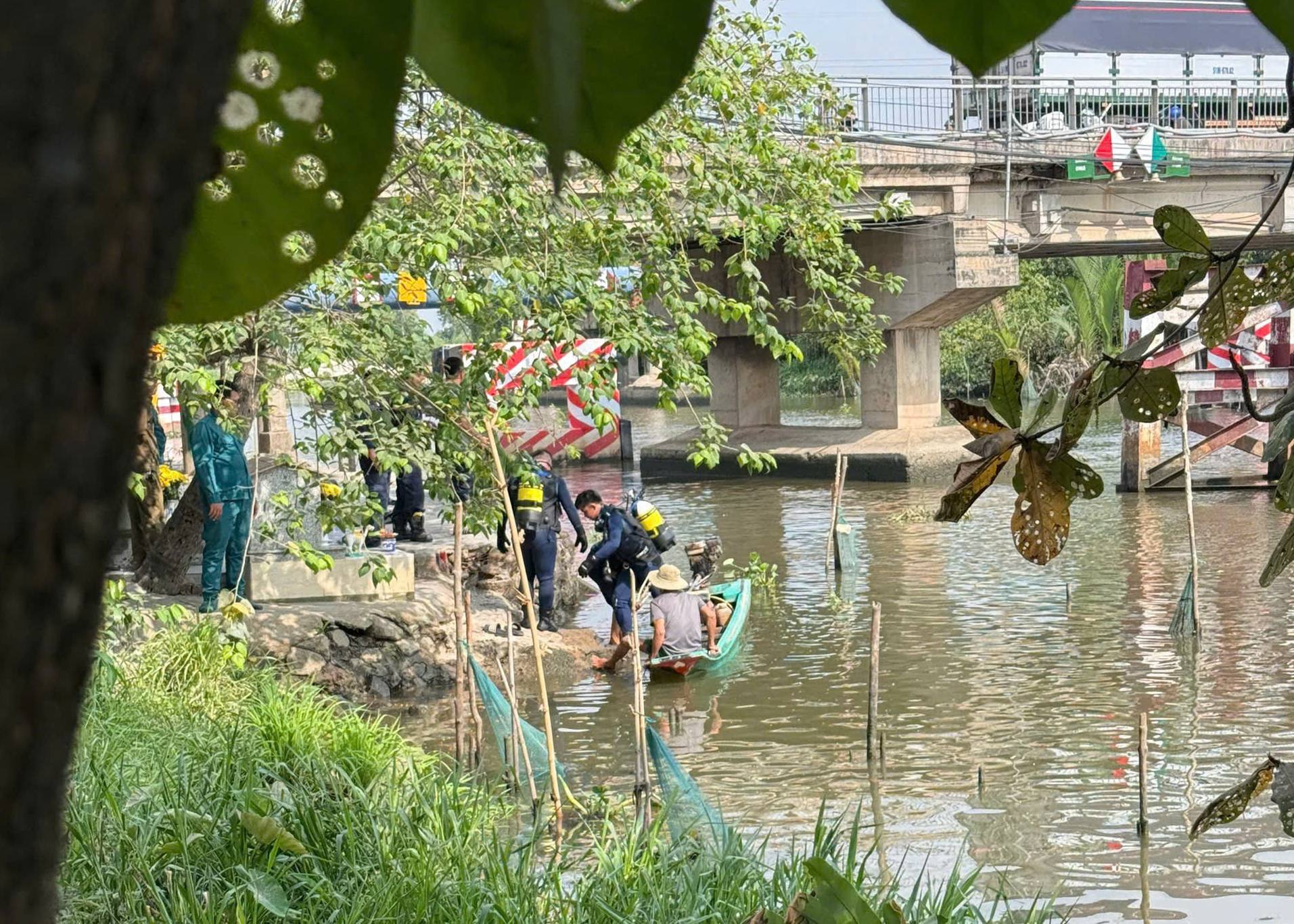 Tìm kiếm người đàn ông hành nghề xe ôm nghi nhảy cầu Xáng tự tử