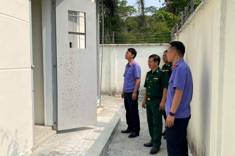 VKSND khu vực 11, Quảng Ngãi kiểm sát công tác bắt, tạm giữ tại Đồn Biên phòng