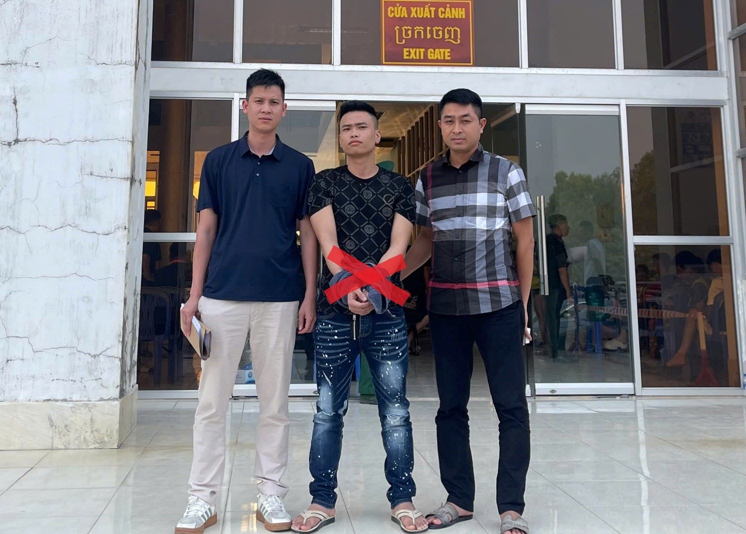 Bắt đối tượng truy nã đặc biệt nguy hiểm tại cửa khẩu Dinh Bà