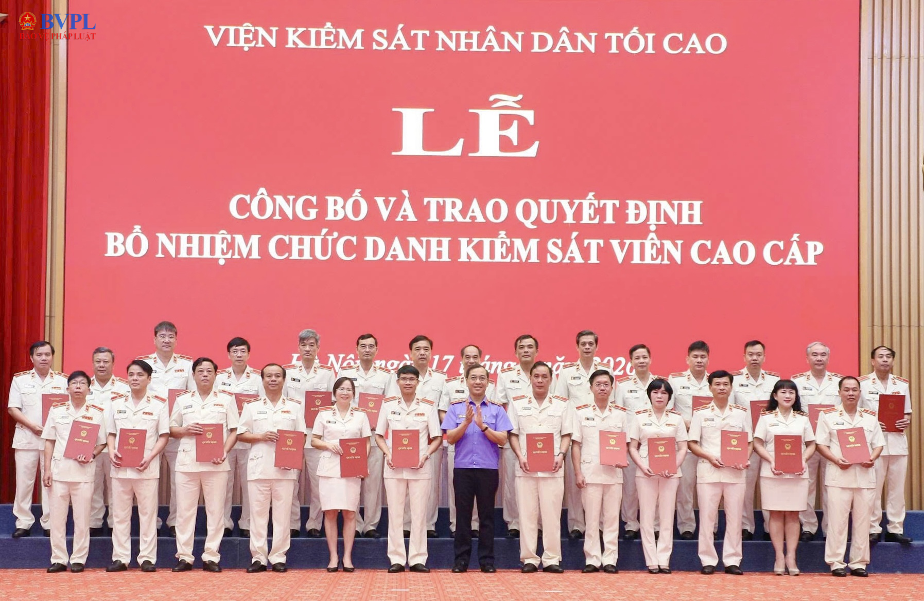 Phó Viện trưởng Thường trực VKSND tối cao Hồ Đức Anh trao quyết định bổ nhiệm chức danh Kiểm sát viên cao cấp đợt 1 năm 2026