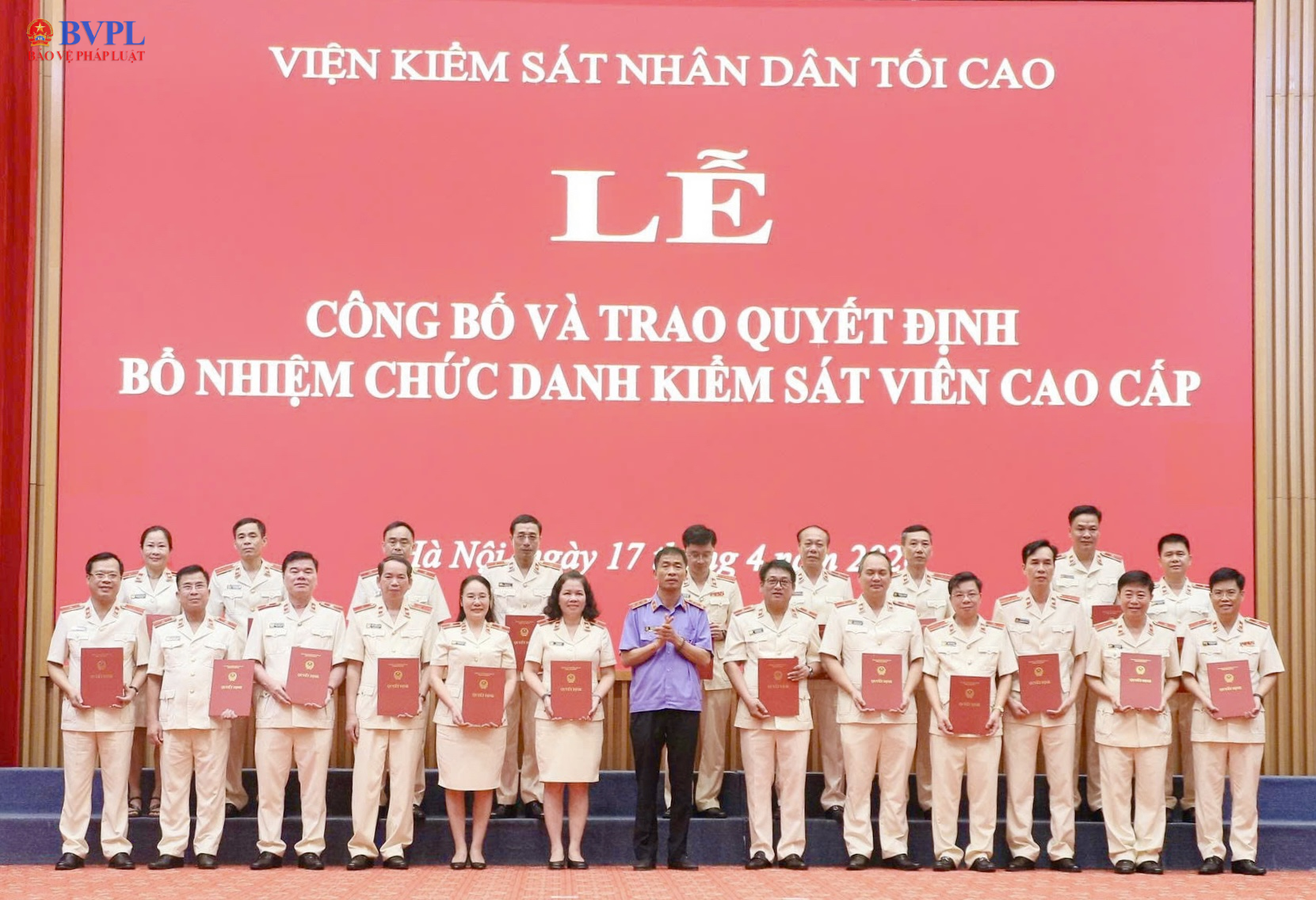 Phó Viện trưởng VKSND tối cao Nguyễn Duy Giảng trao quyết định bổ nhiệm chức danh Kiểm sát viên cao cấp đợt 1 năm 2026