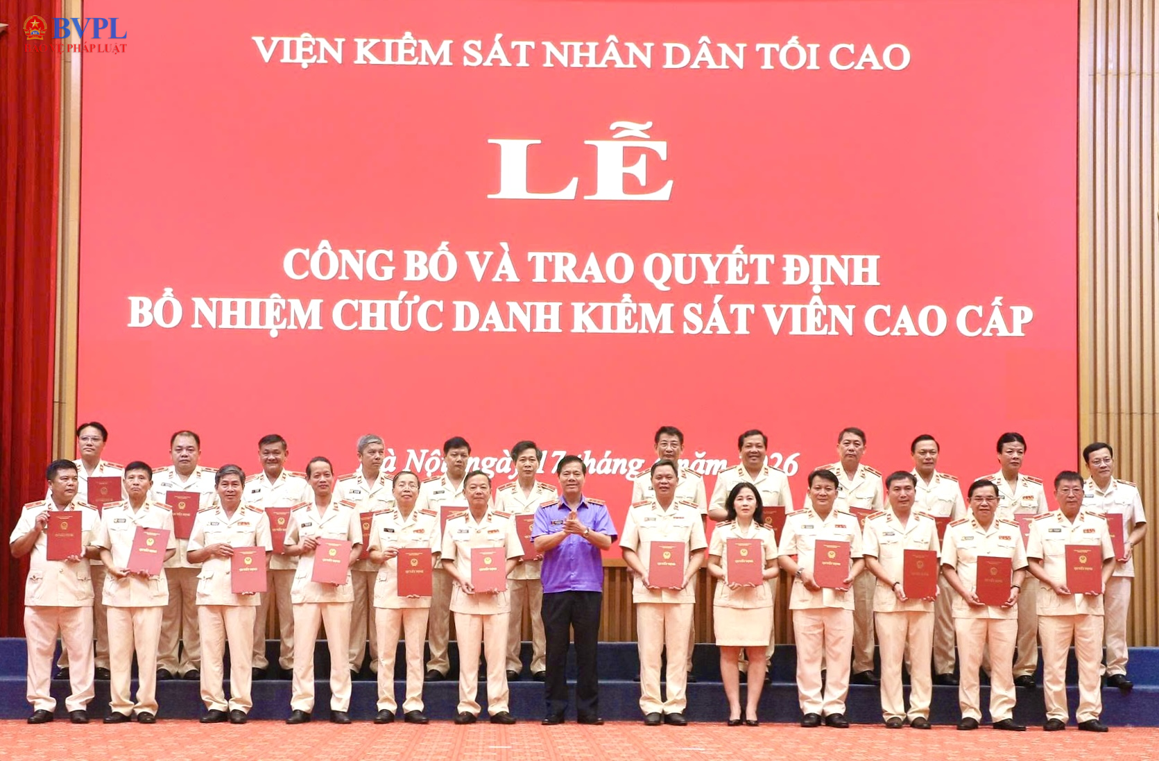 Đồng chí Nguyễn Quang Dũng, Phó Viện trưởng VKSND tối cao trao quyết định bổ nhiệm chức danh Kiểm sát viên cao cấp