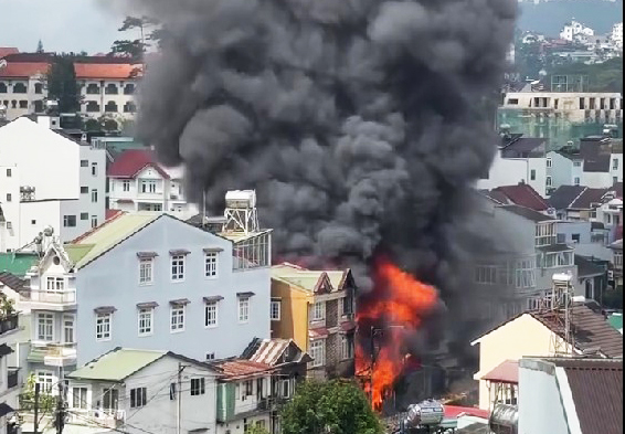 Video lửa ngùn ngụt thiêu rụi ngôi nhà gần trung tâm Đà Lạt