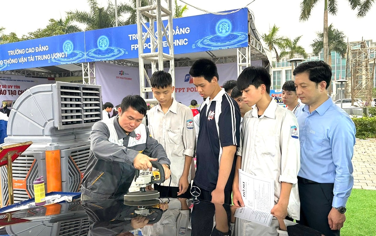 Cầu nối học sinh với cơ sở đào tạo và thị trường lao động