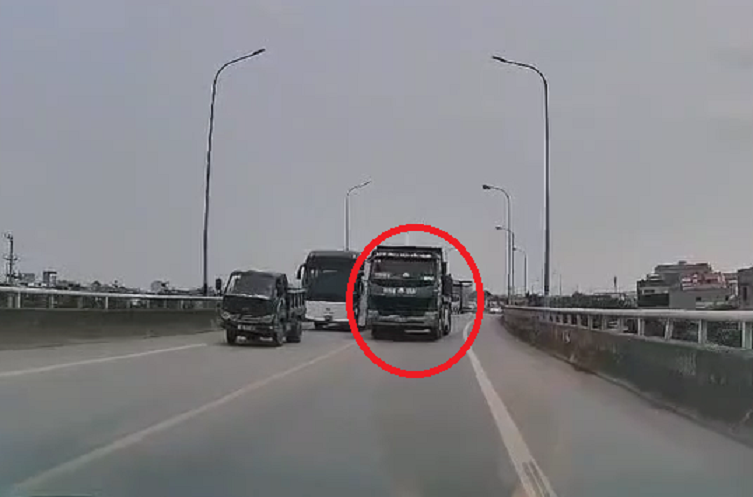 Bị phản ánh vượt ẩu, tài xế ô tô ở Hải Phòng bị lập biên bản