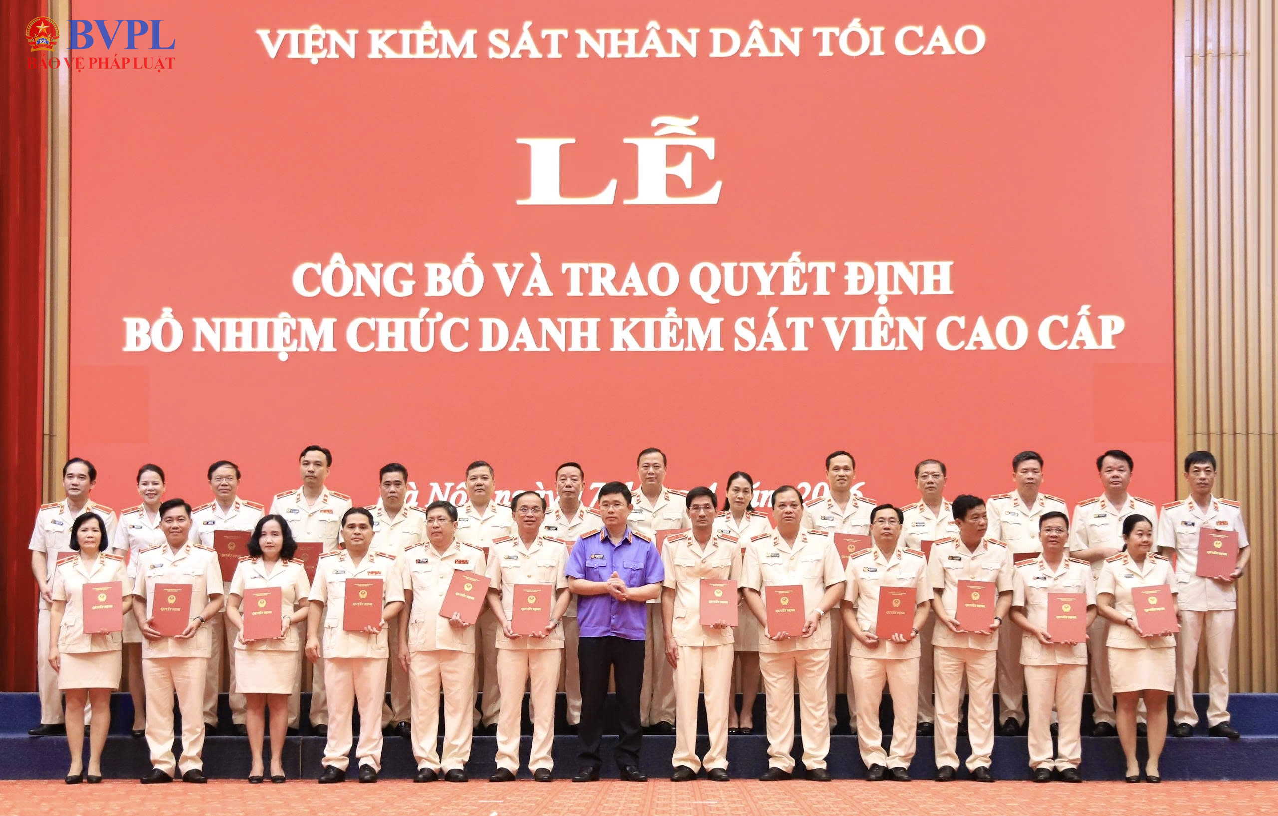 Đồng chí Phó Viện trưởng VKSND tối cao Nguyễn Đức Thái trao quyết định bổ nhiệm chức danh Kiểm sát viên cao cấp