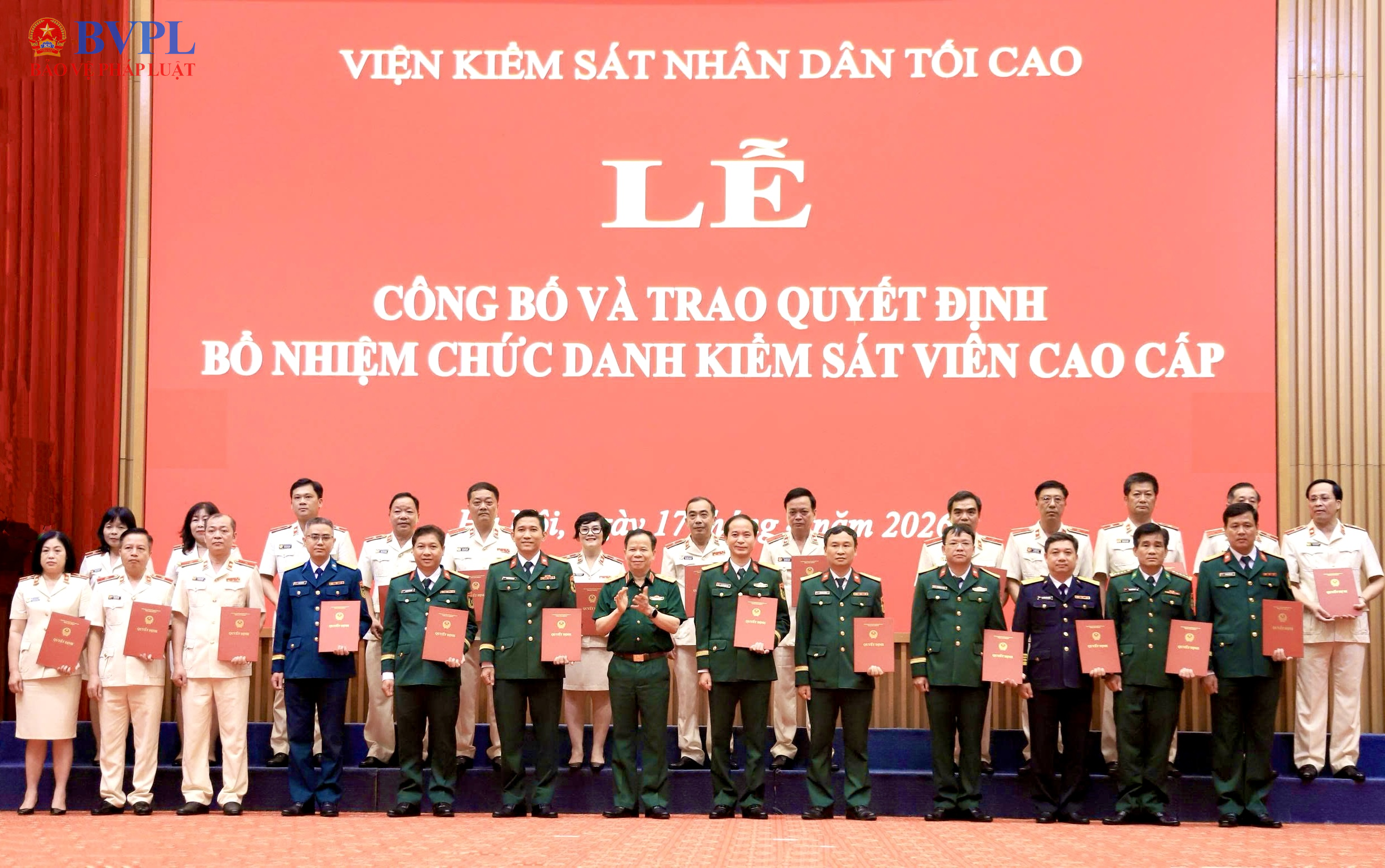 Đồng chí Tạ Quang Khải, Phó Viện trưởng VKSND tối cao trao quyết định bổ nhiệm chức danh Kiểm sát viên cao cấp