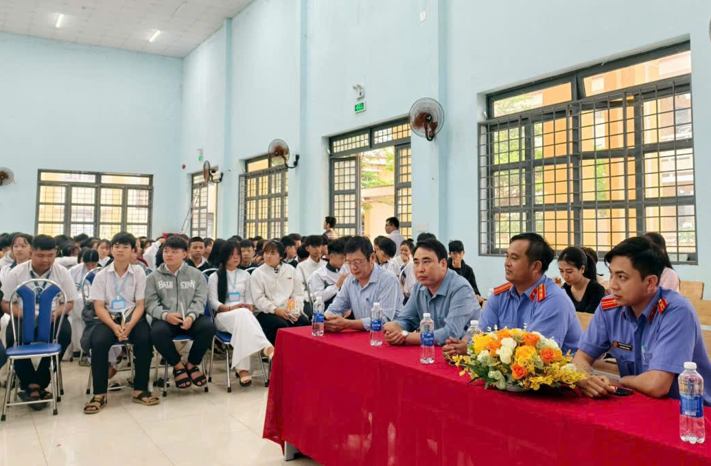 VKSND khu vực 8 - Quảng Ngãi tuyên truyền Nghị quyết số 205 cho hơn 300 học sinh
