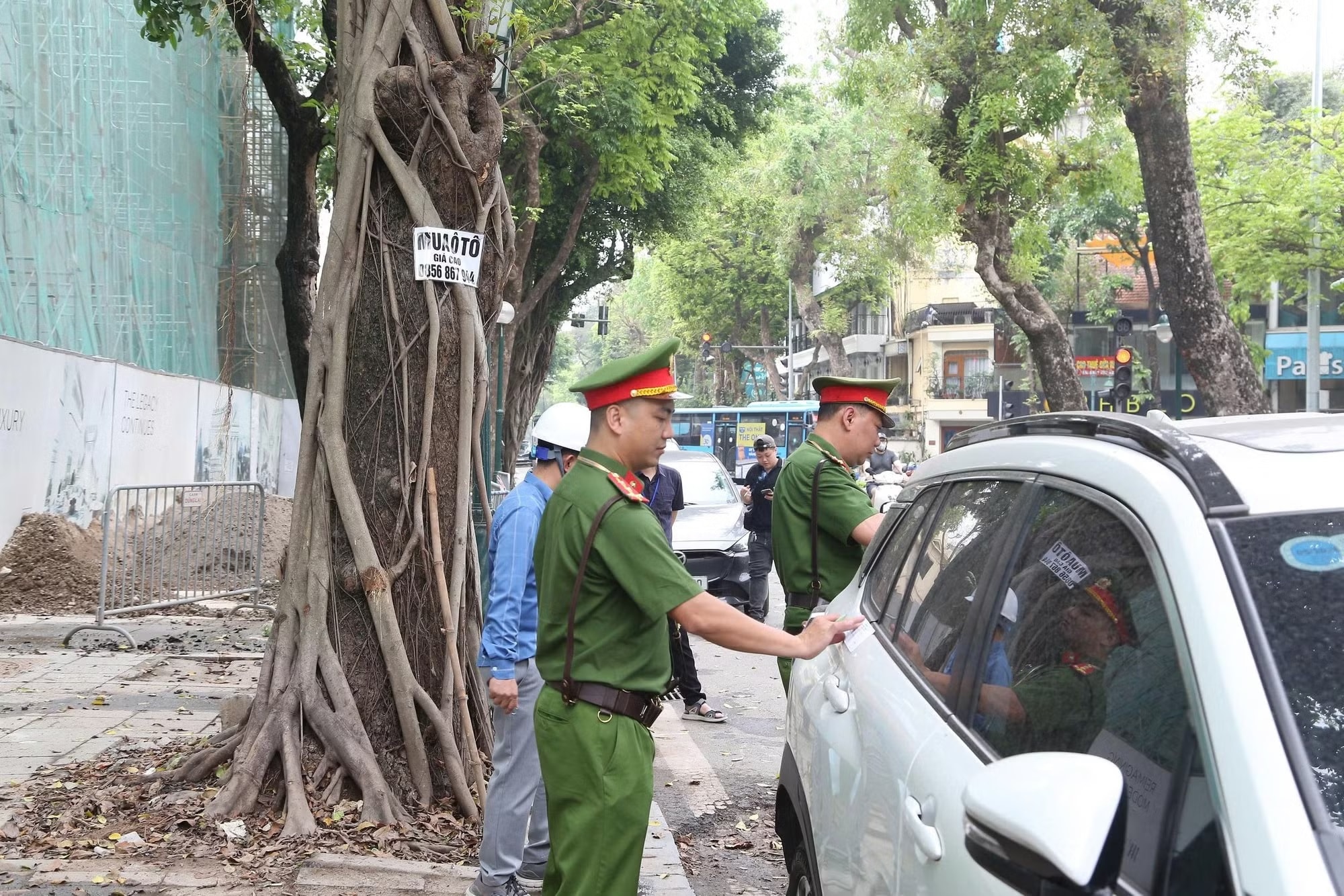 Công an phường Cửa Nam quyết liệt xử lý vi phạm trật tự đô thị