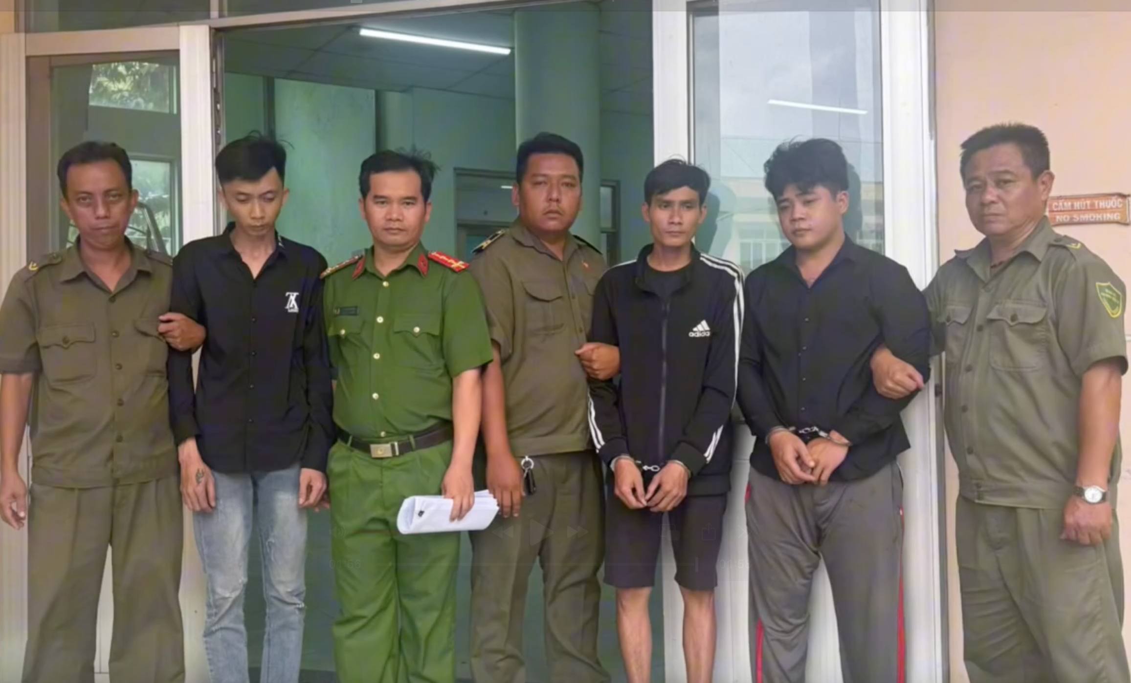 Mâu thuẫn trong lúc làm việc, 4 đối tượng hẹn gặp nhau giờ tan ca “giải quyết”