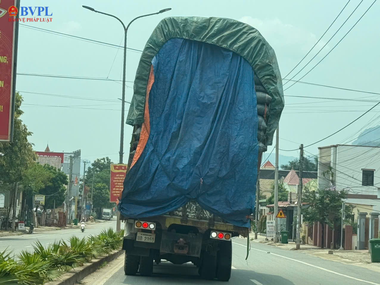 Kinh hãi xe tải chở hàng chất cao như núi, bò nghiêng như sắp đổ ở Quảng Trị