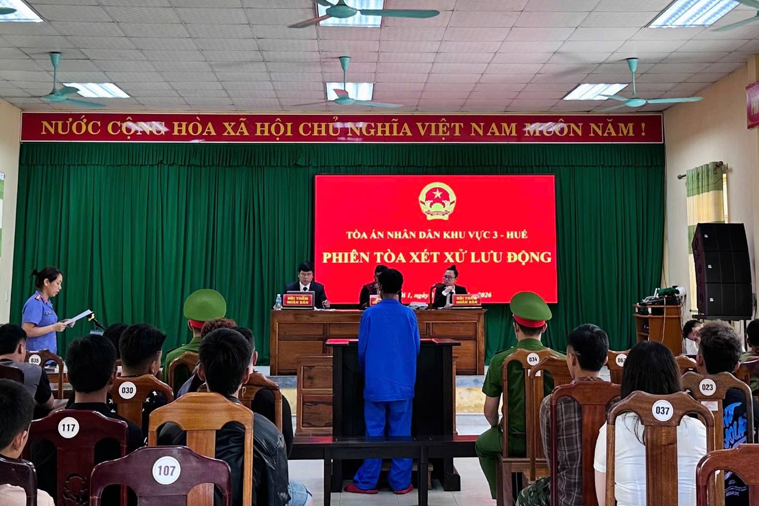 Phối hợp xét xử lưu động các vụ án hình sự tại xã A Lưới 1