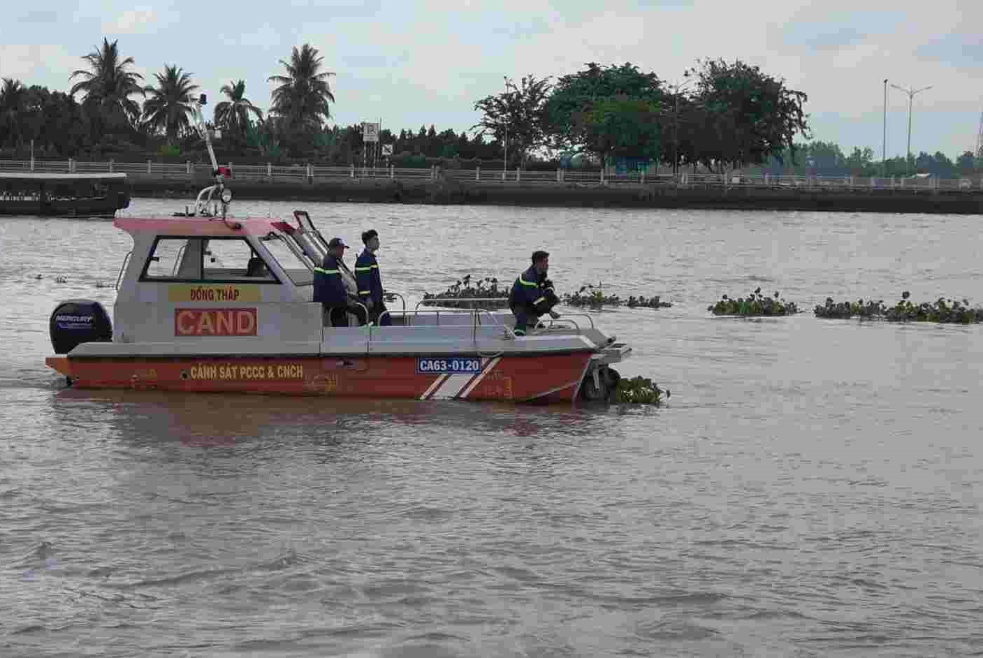 Đã tìm thấy thi thể 2 người đàn ông rơi xuống sông mất tích