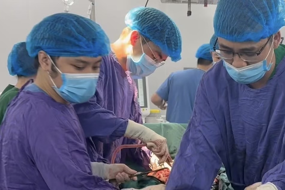 Phẫu thuật lấy khối u hiếm gặp nặng gần 9kg trong bụng bệnh nhân