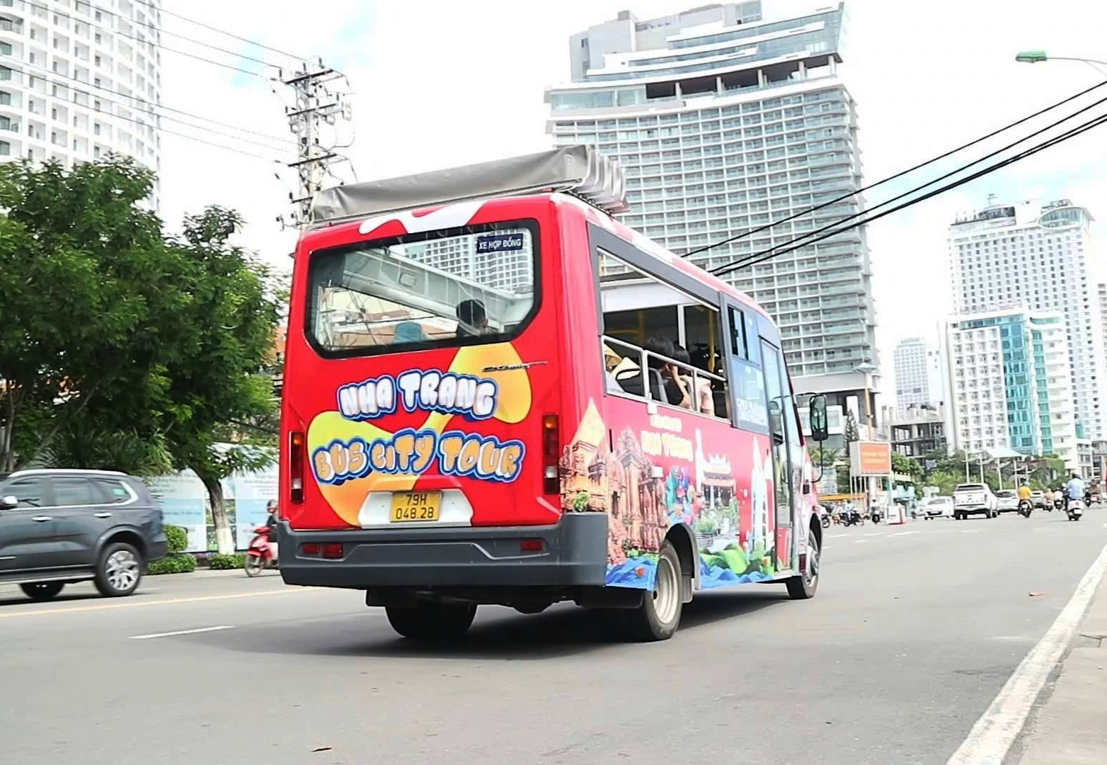 Khai trương 2 tuyến xe buýt du lịch thoáng nóc chạy qua hầu hết các điểm đến ở Nha Trang