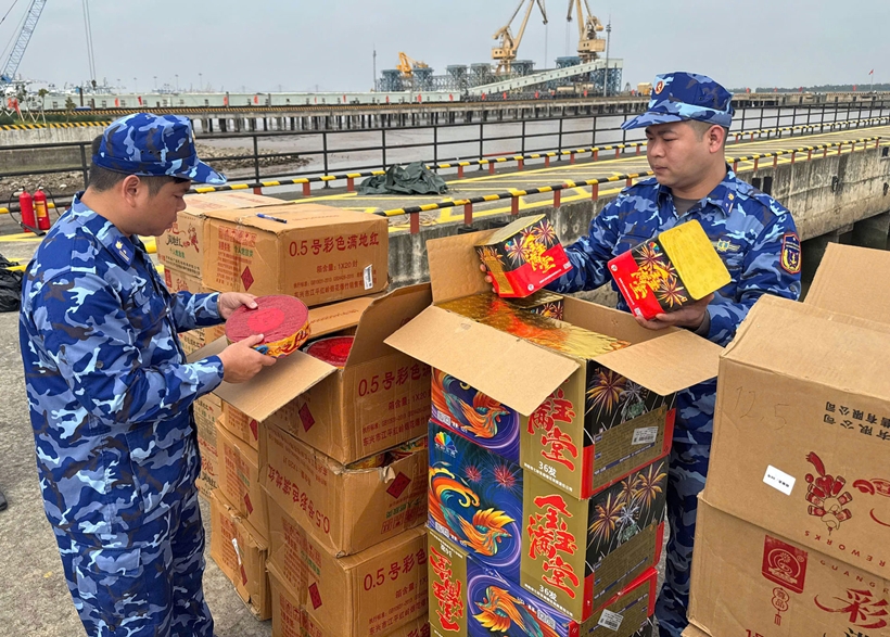 Tìm chủ xuồng chở 36 thùng pháo nổ bị bỏ lại trên biển