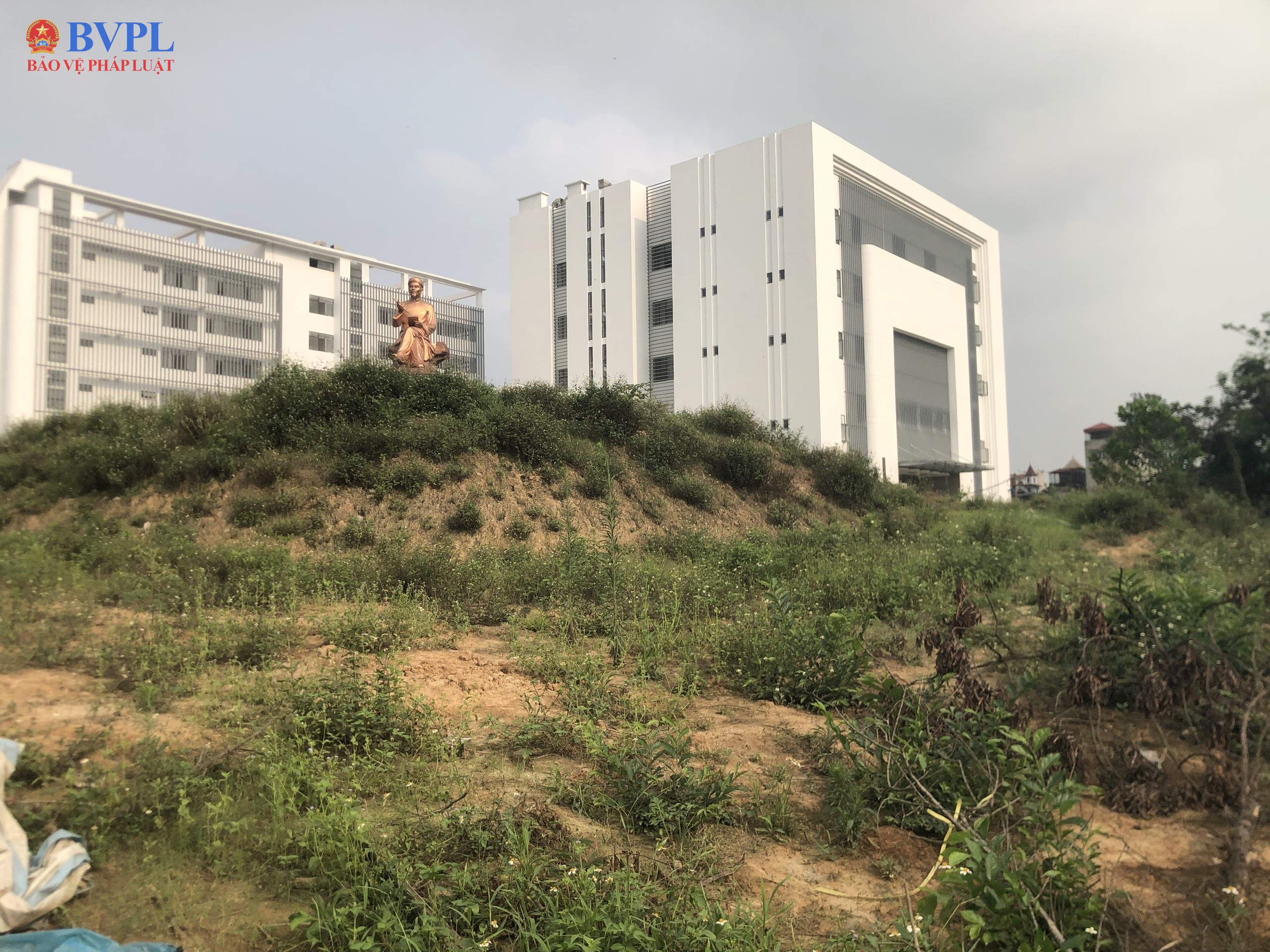 Dự án vườn hoa “đắp chiếu” gần 8 năm Cỏ mọc um tùm giữa lòng Hà Nội