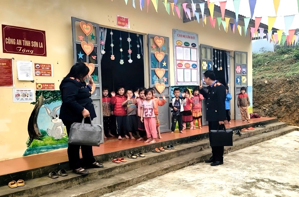 Đưa Nghị quyết 205 của Quốc hội đến gần hơn với bà con vùng biên giới