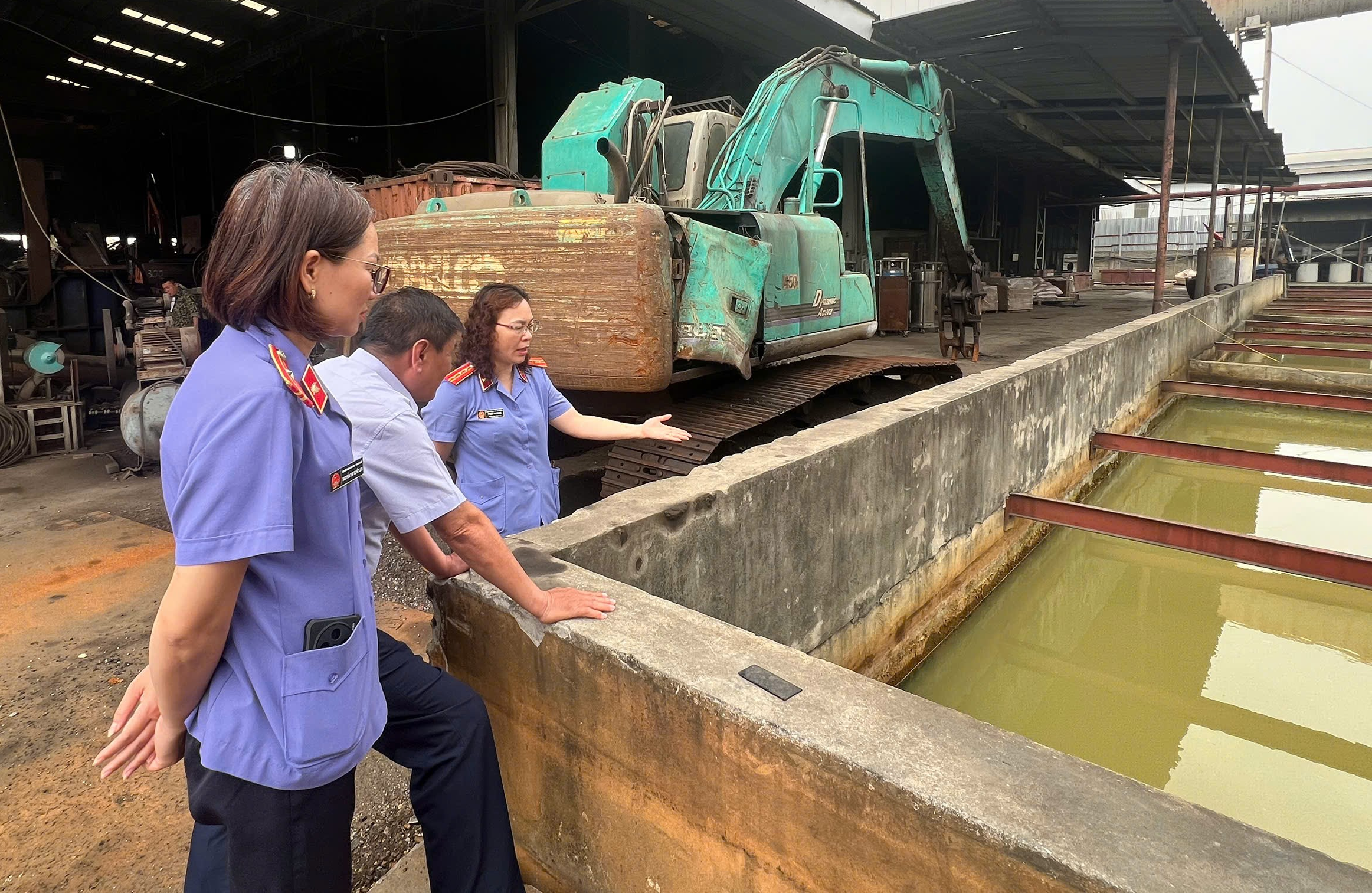 VKSND khu vực 7, TP Hà Nội trực tiếp xác minh hoạt động xử lý nước thải, khí thải tại doanh nghiệp