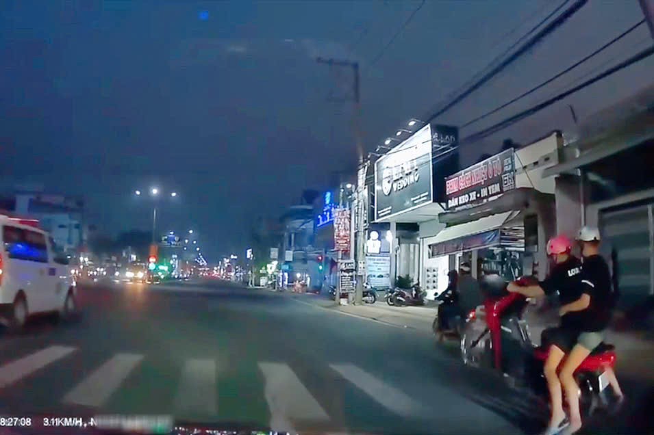 Xử lý nghiêm thanh niên “bốc đầu” xe máy, tịch thu phương tiện