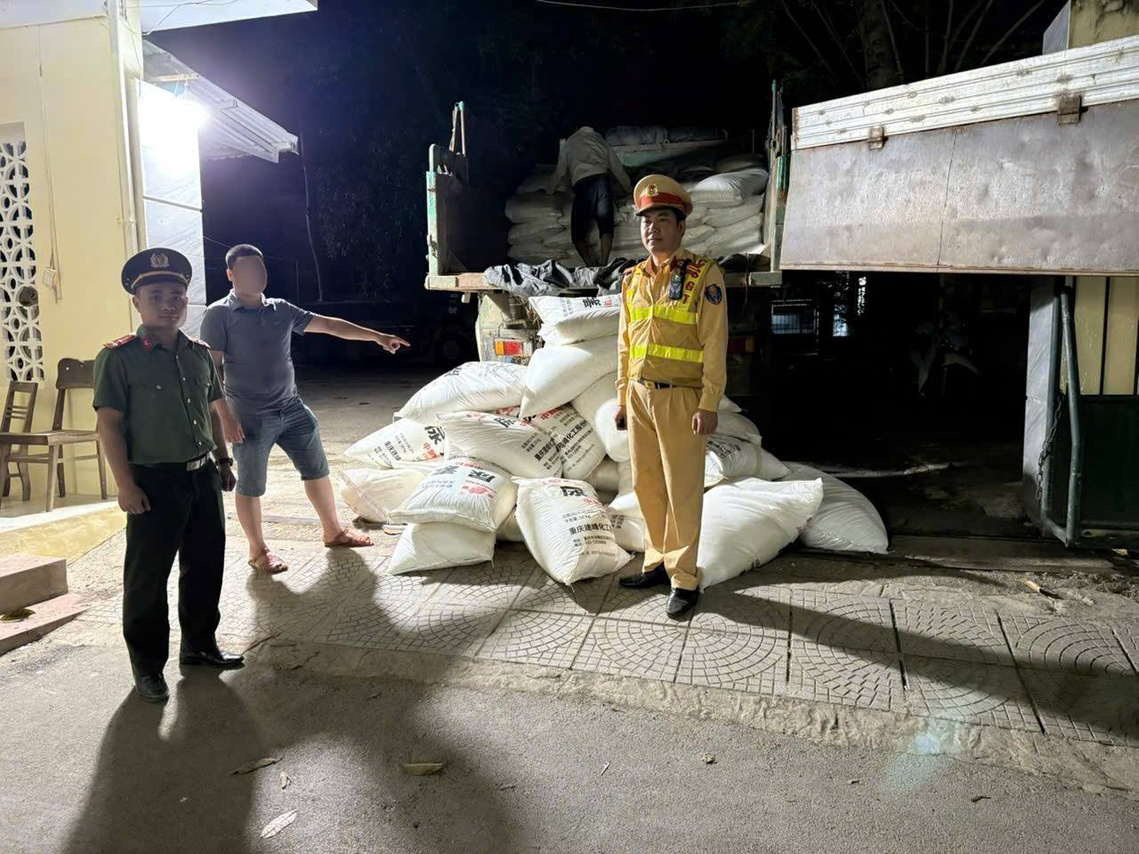 Phát hiện, thu giữ 10 tấn phân bón không rõ nguồn gốc