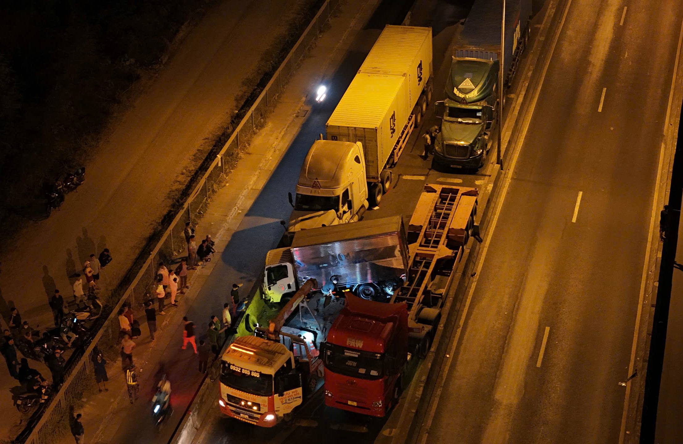 Điều tra nguyên nhân vụ tai nạn liên hoàn giữa 6 ôtô trên cầu Phú Mỹ