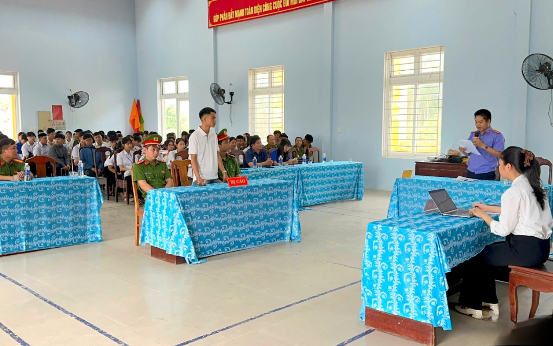 VKSND khu vực 4, TP Huế Tuyên truyền pháp luật và tặng quà cho các em học sinh