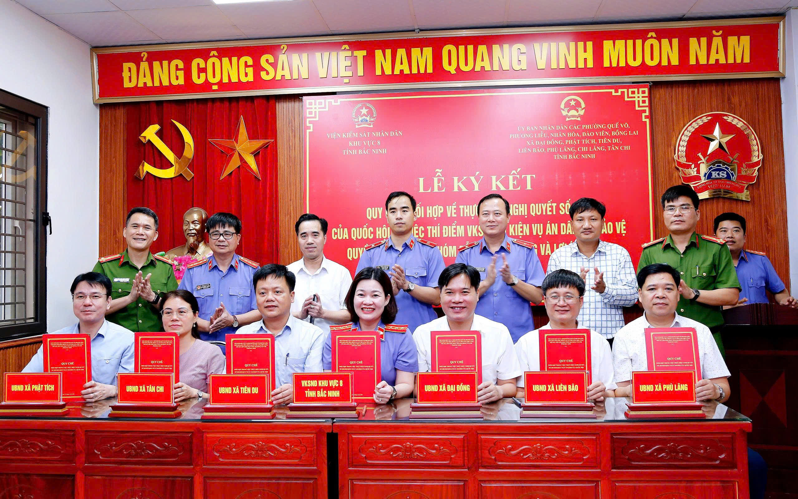 VKSND khu vực 8, tỉnh Bắc Ninh ký kết Quy chế phối hợp thực hiện Nghị quyết 205 của Quốc hội với UBND 12 xã, phường trên địa bàn