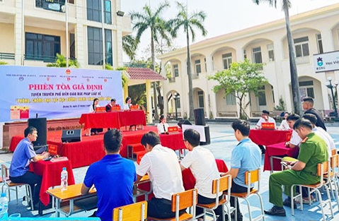 VKSND tỉnh Quảng Trị phối hợp tổ chức phiên tòa giả định tại trường học