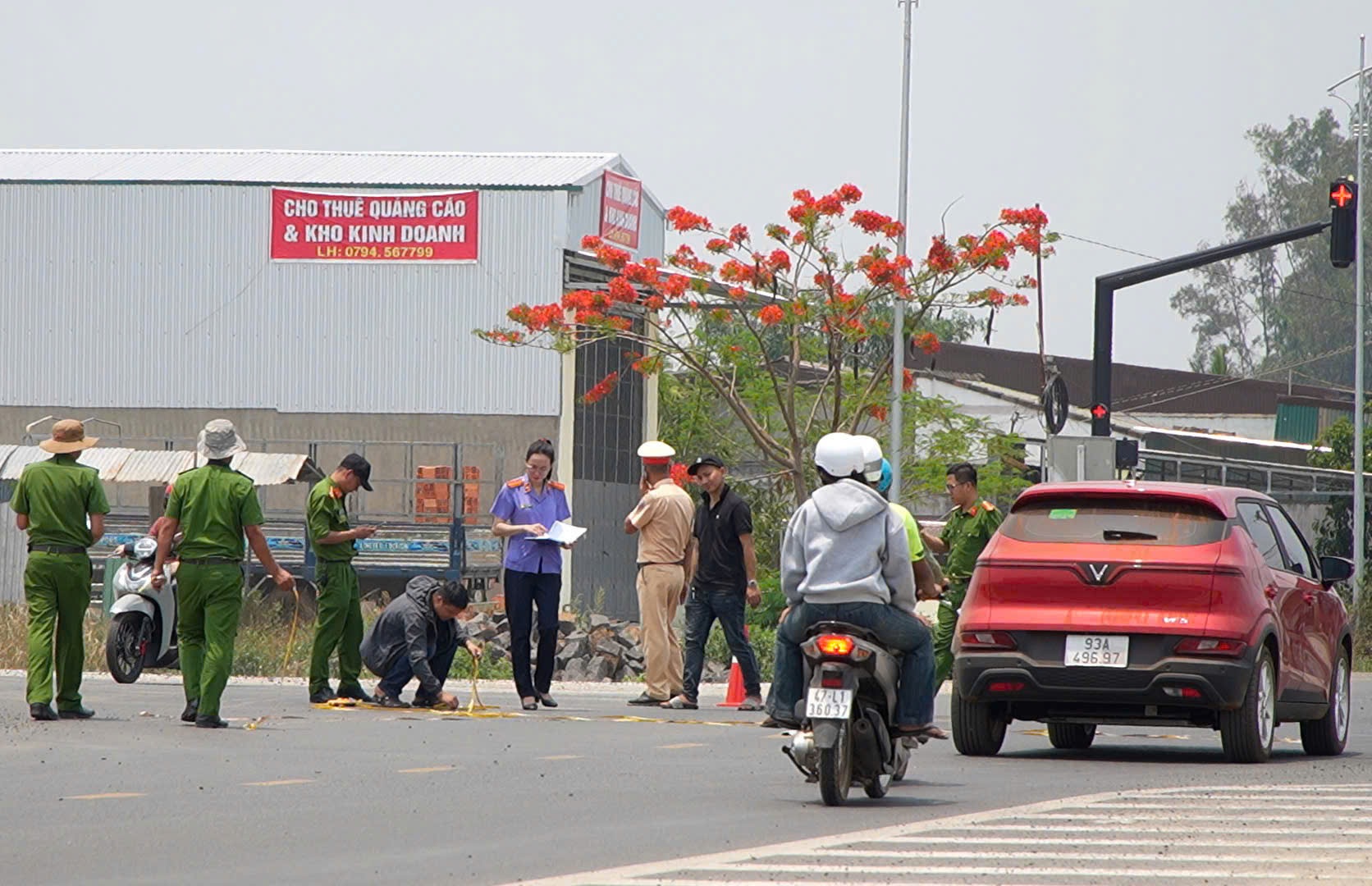 Kiểm sát khám nghiệm hiện trường vụ tai nạn khiến hai người tử vong ở Đắk Lắk