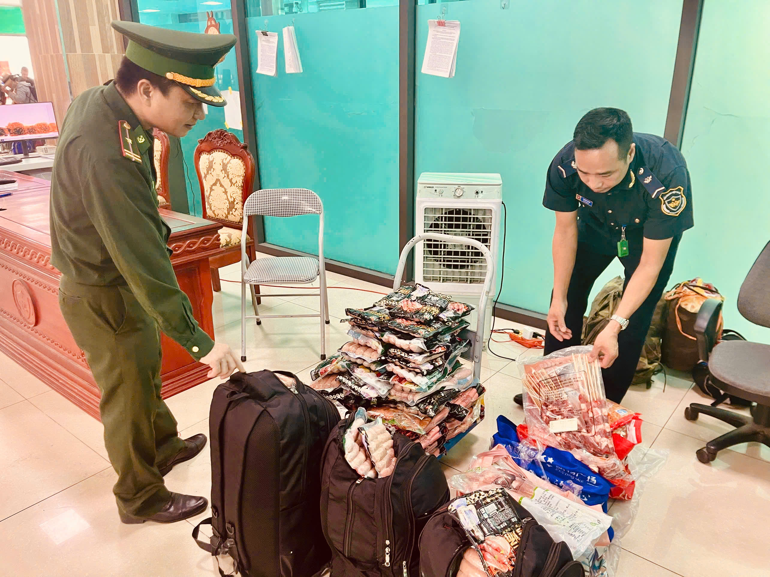 Bắt giữ hàng loạt vụ vận chuyển thực phẩm không rõ nguồn gốc, không đảm bảo an toàn tại biên giới