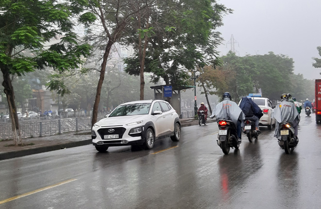 Mưa dông gia tăng ở nhiều khu vực, cảnh báo lốc sét và gió giật mạnh