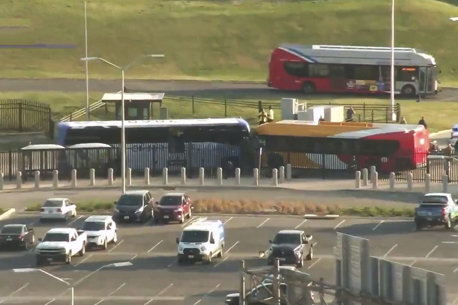 Video 2 xe buýt đấu đầu trực diện gần Lầu Năm Góc